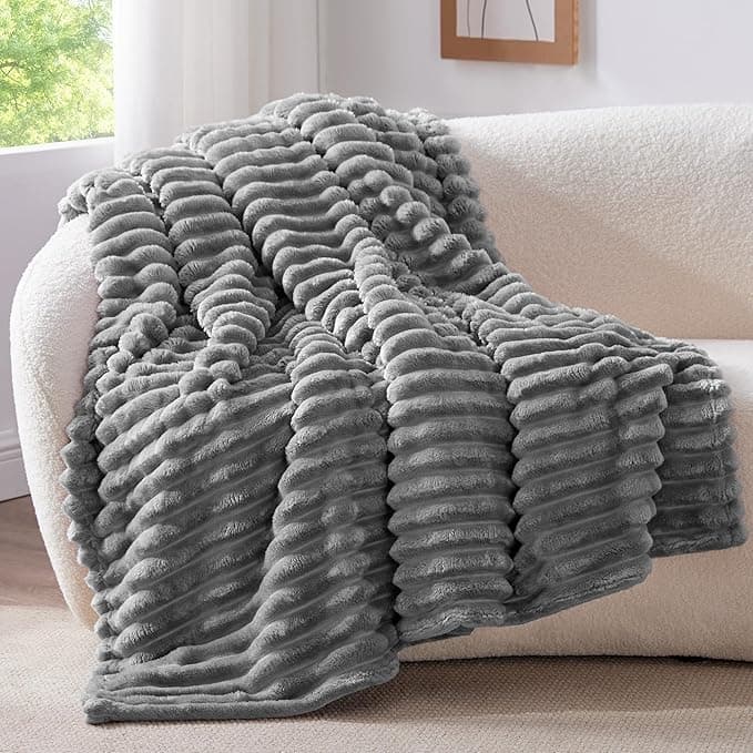 BEDELITE Fluffy Fleece Blanket Cosy Soft Throw, 127x152 cm, Grey | Striped Design, Decorative for Sofa Bed Couch, Warm Gifts for Women and Girls : Ama
